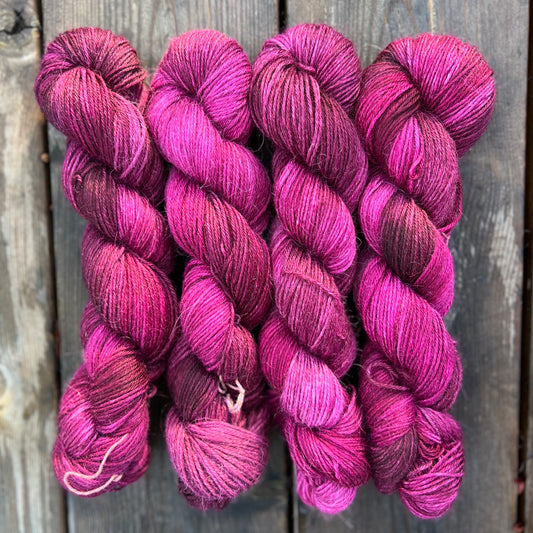 Garn Fra Køge håndfarvet Alpaca/silke farve “Rødvin”