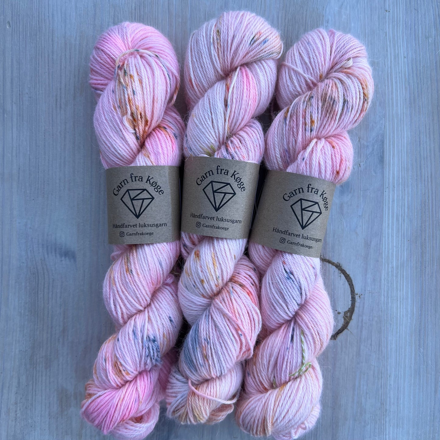 Garn fra Køge Alpaca/Silk (syrefarvet) farve: Veras sjal