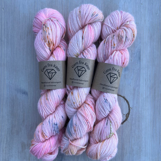 Garn Fra Køge Alpaca/Silk (syrefarvet) farve Baby fregner