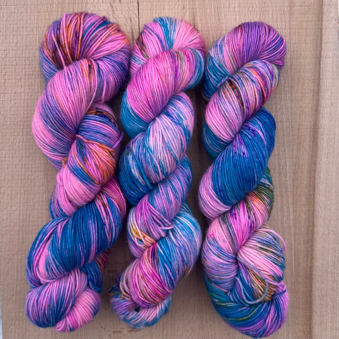 Garn fra Køge håndfarvet sokkegarn farve: “ Farveballade”