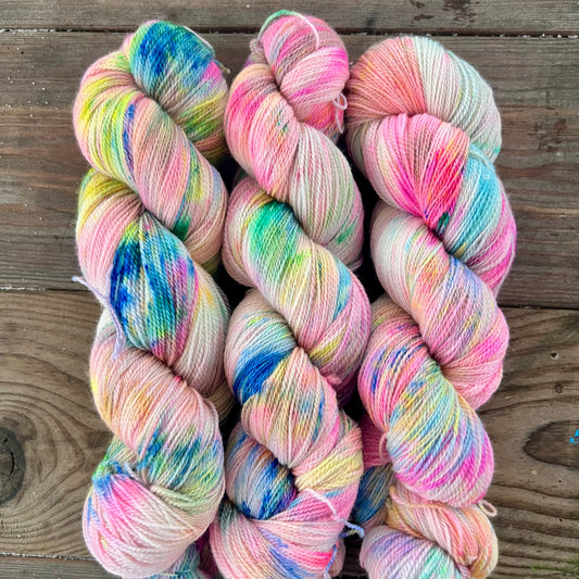 Garn fra Køge håndfarvet merino/silk lace farve “Hot stuff”