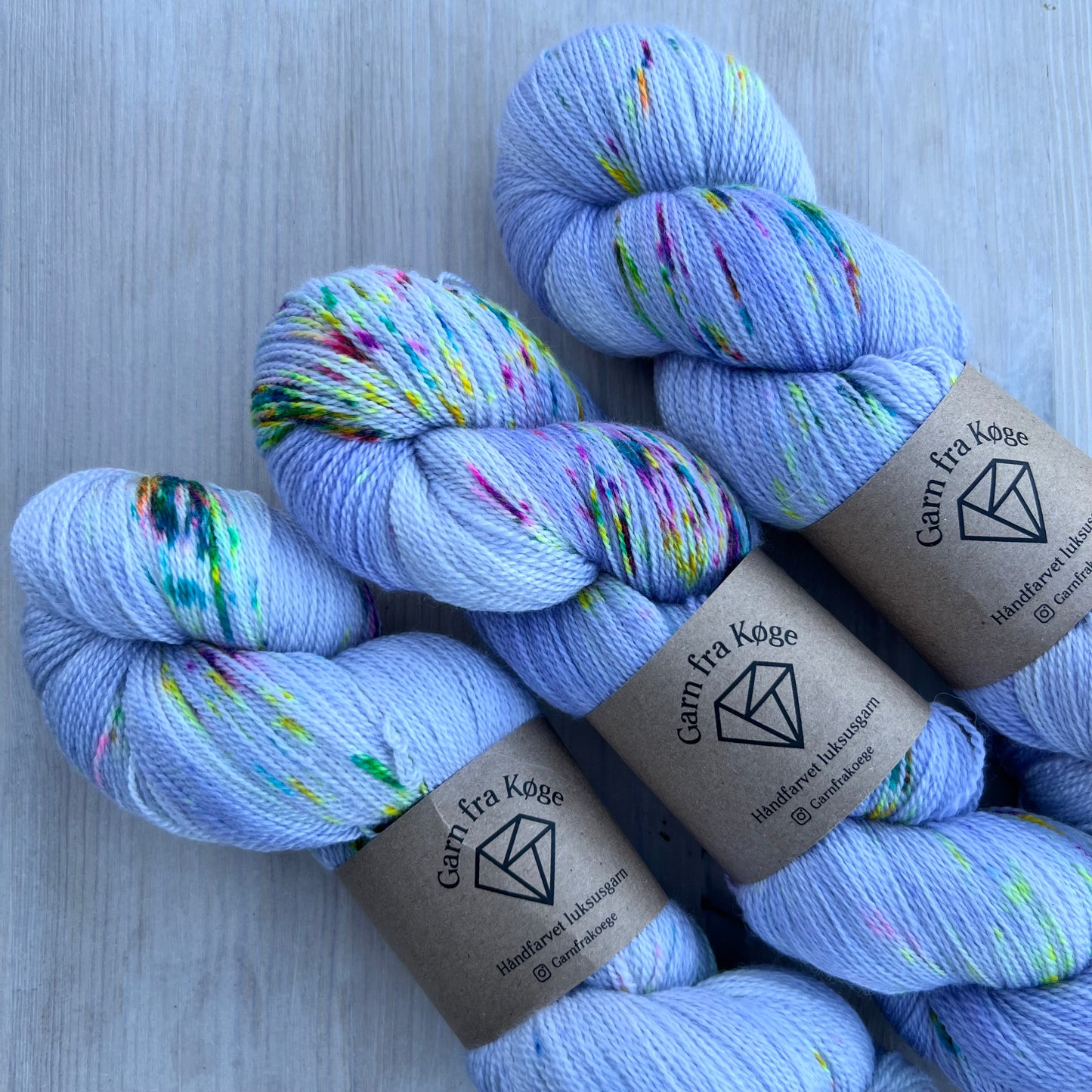 Garn Fra Køge Håndfarvet merino/silke lace farve: “Lilla Spot”