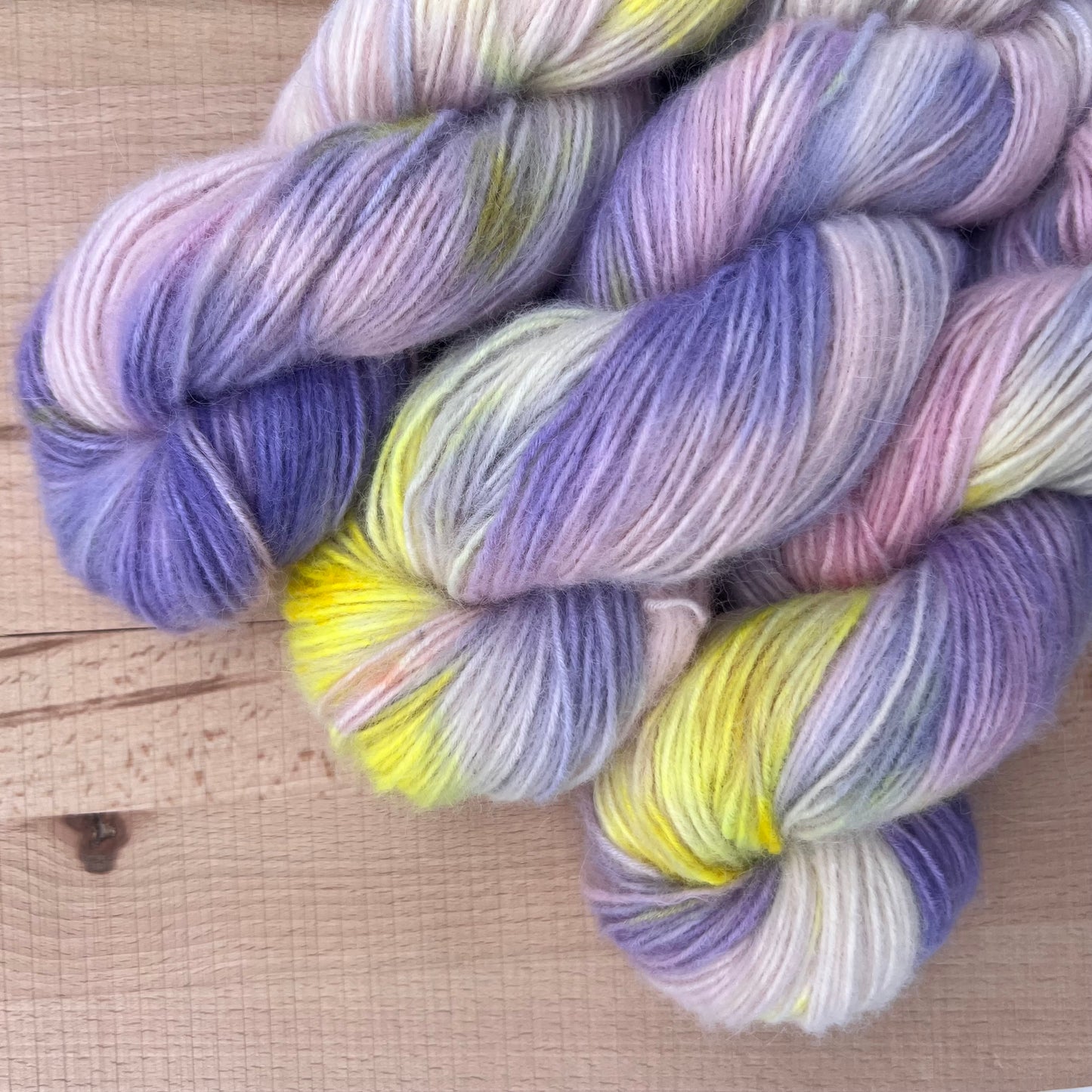 Garn fra Køge håndfarvet Alpaca Fluff. Farve: ”Prinsessepuf”