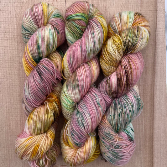 Garn fra Køge håndfarvet sokkegarn farve: “Den lille havfrue”