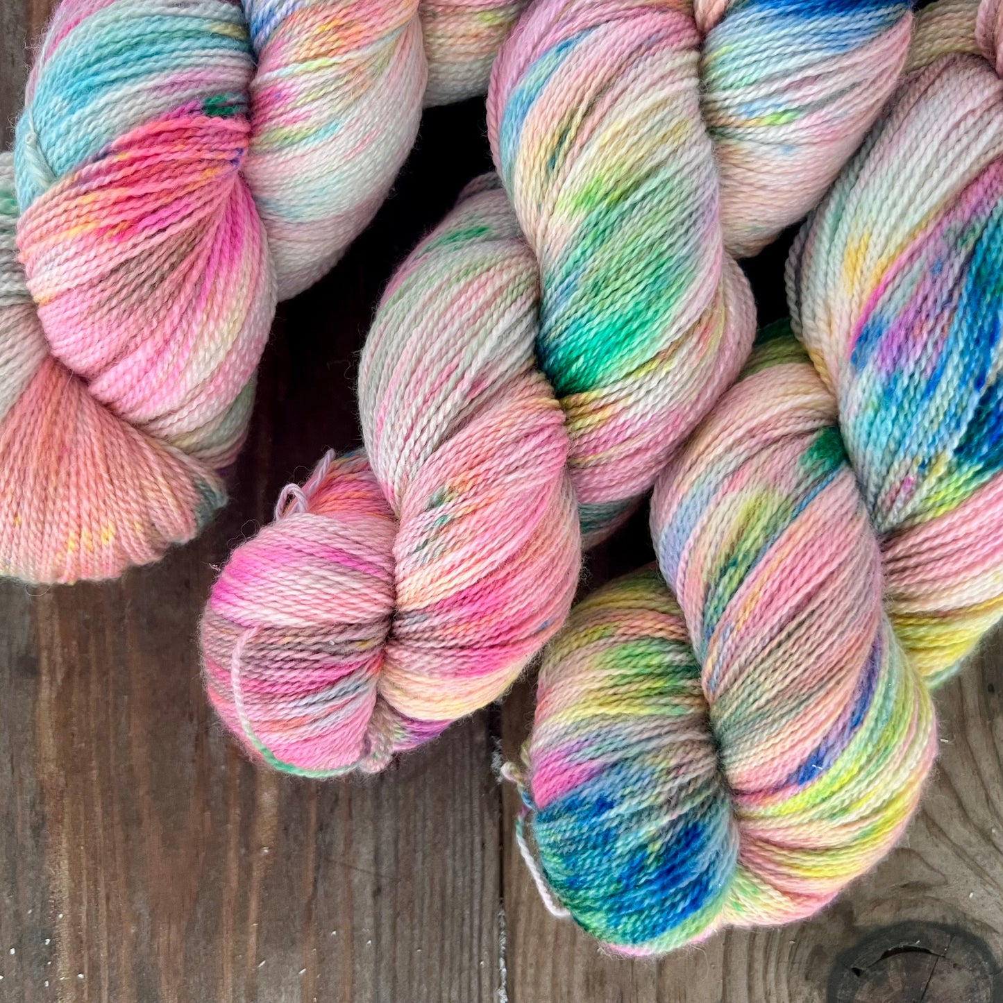 Garn fra Køge håndfarvet merino/silk lace farve “Hot stuff”