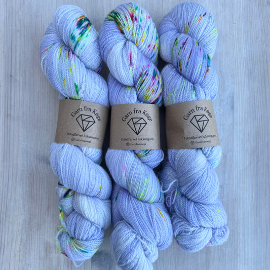Garn Fra Køge Håndfarvet merino/silke lace farve: “Lilla Spot”