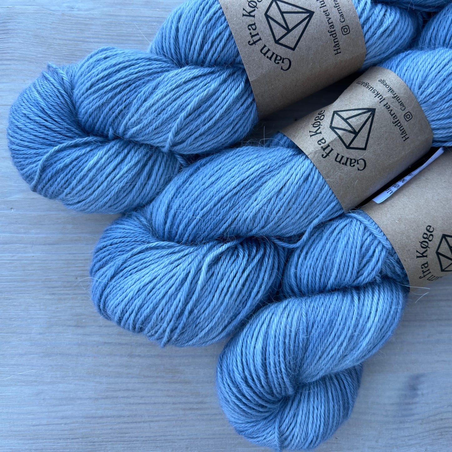 Garn fra Køge (syrefarvet)   Alpaca/silk farve: Hibiscus