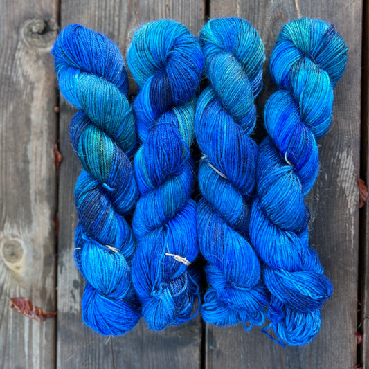 Garn Fra Køge håndfarvet    Alpaca/silke farve “Hav”