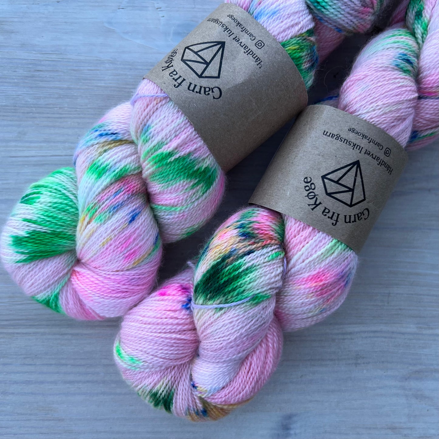 Garn Fra Køge Håndfarvet merino/silke lace farve: “Sakura”