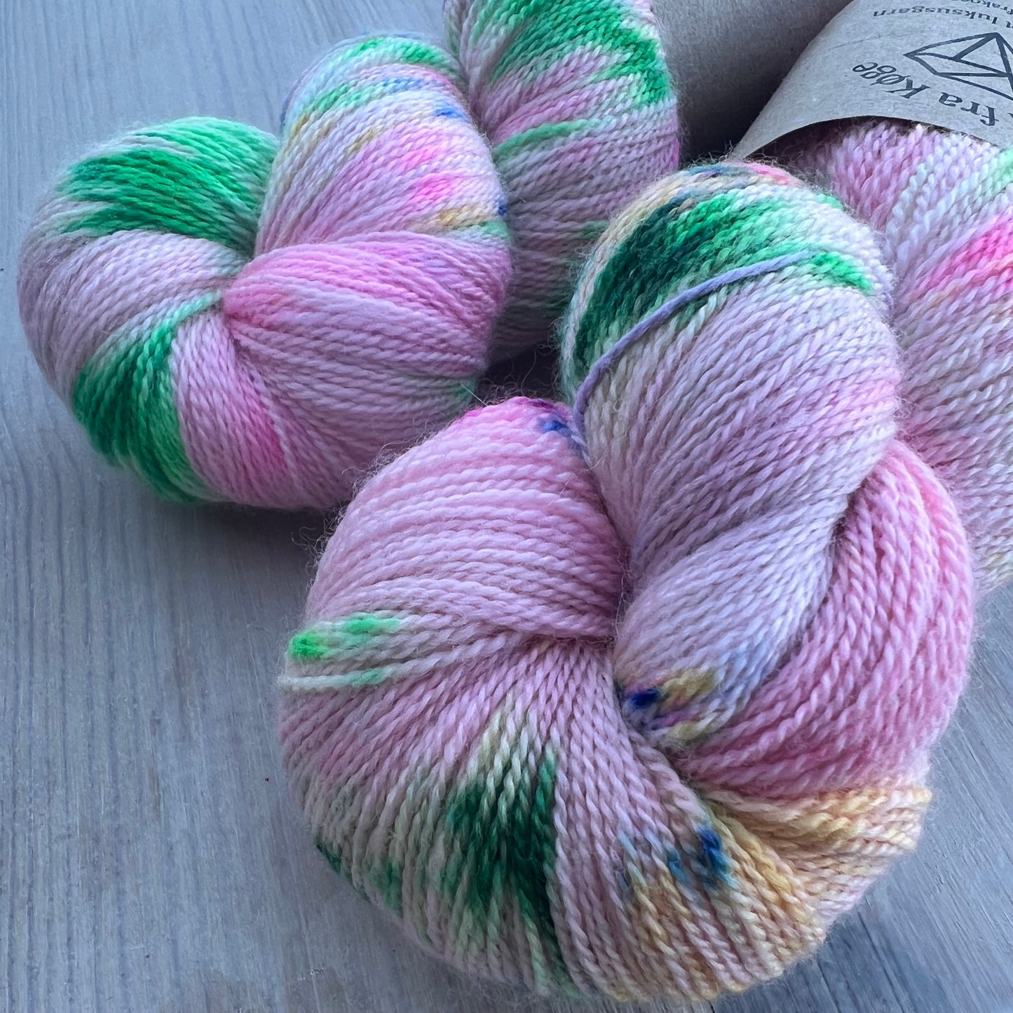 Garn Fra Køge Håndfarvet merino/silke lace farve: “Sakura”
