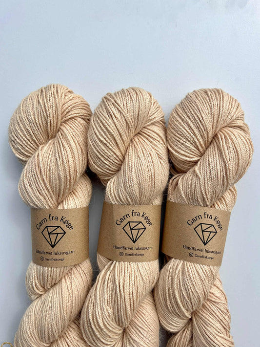 Garn fra Køge Plantefarvet Alpaca/silk farve: Advokado