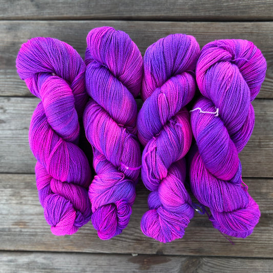 Garn fra Køge håndfarvet merino/silke-lace farve “Dancing Queen”
