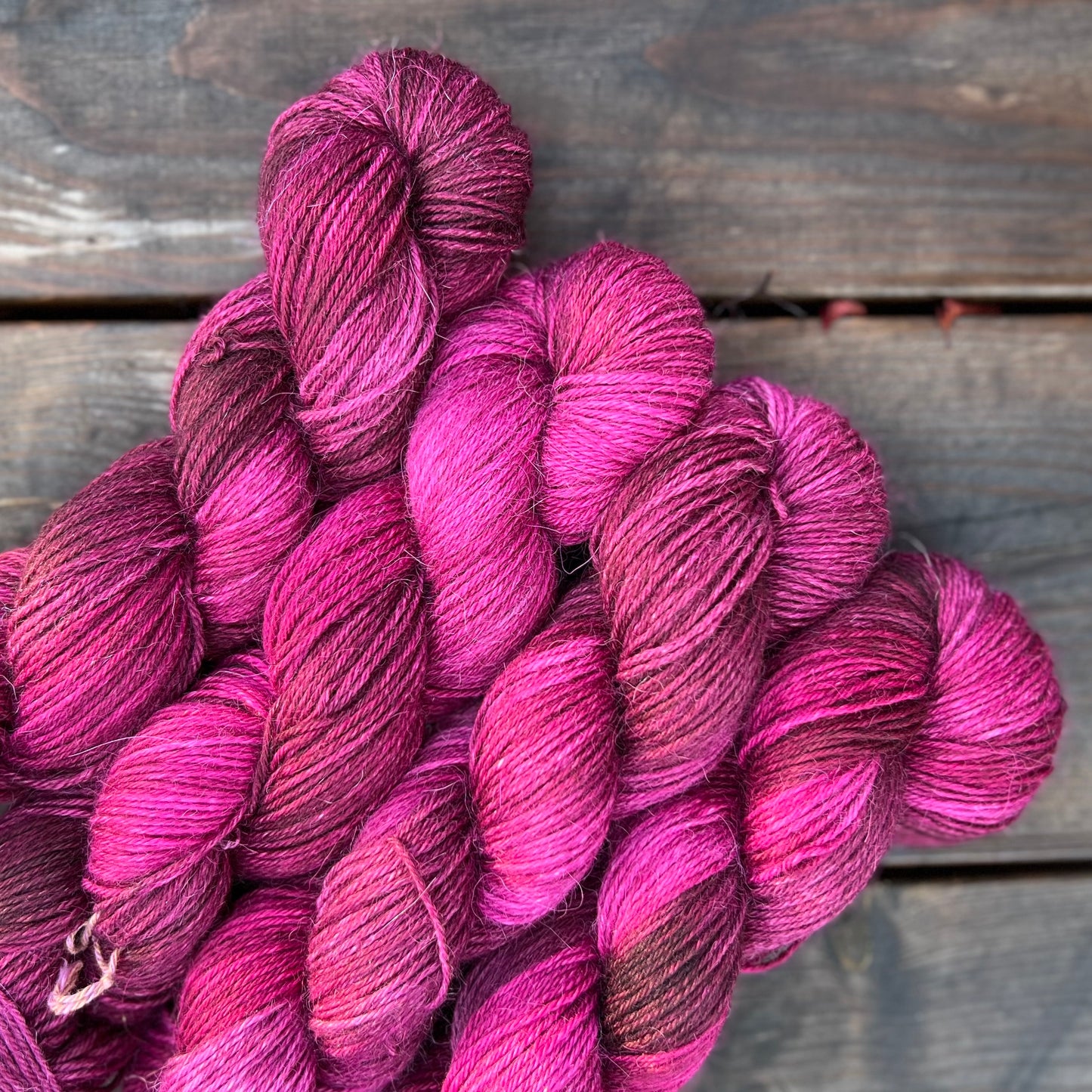 Garn Fra Køge håndfarvet Alpaca/silke farve “Rødvin”