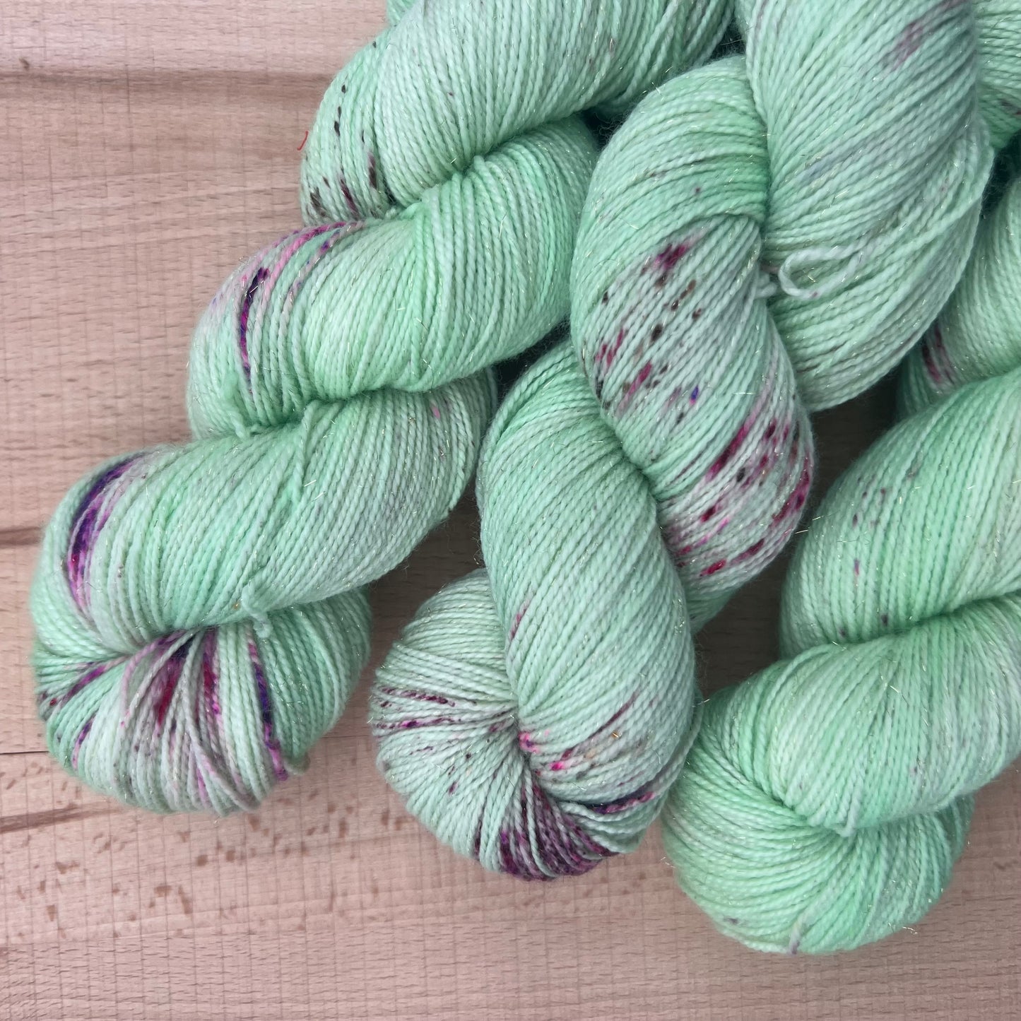 Garn fra Køge håndfarvet glimmersock farve: “Tinkerbell”