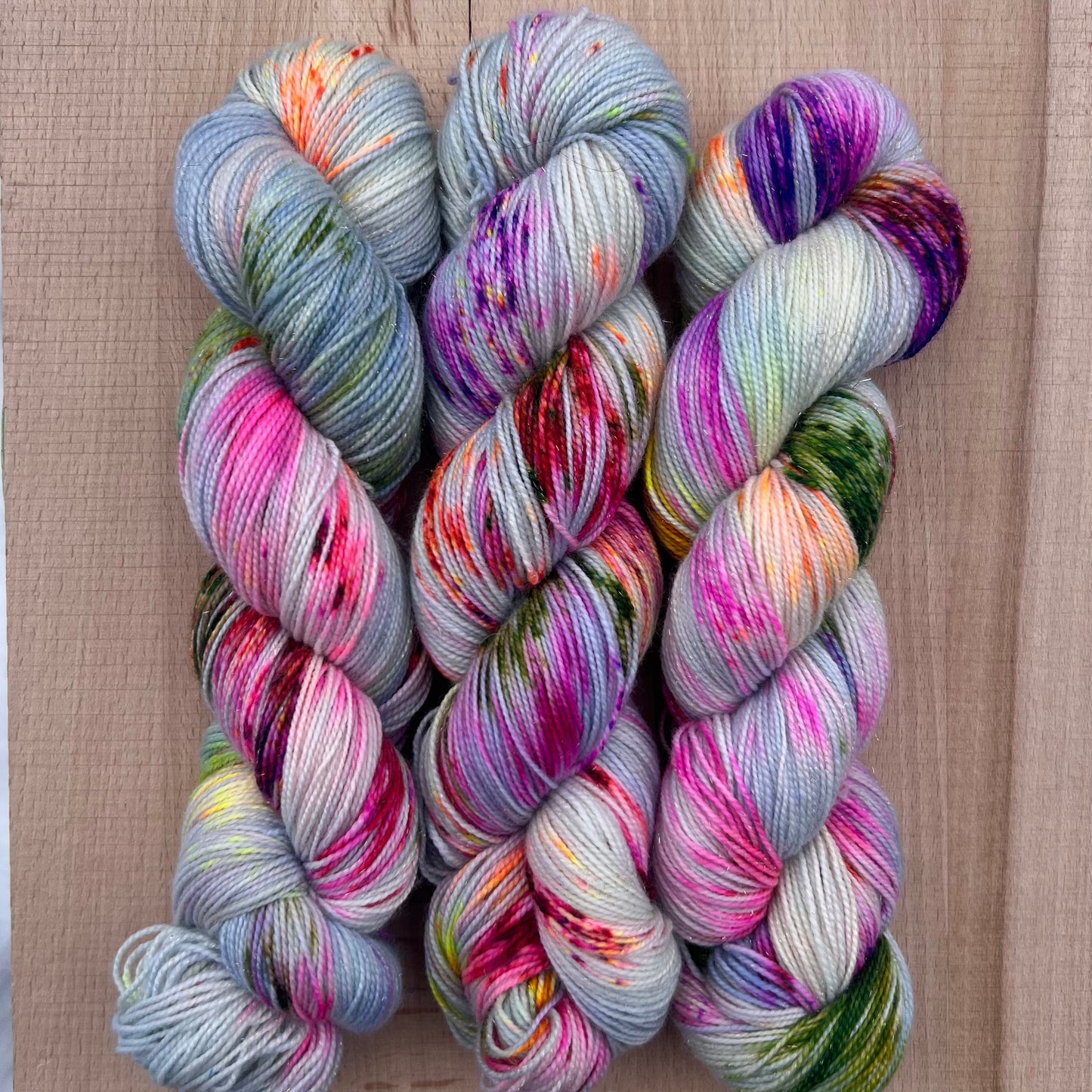 Garn fra Køge håndfarvet glimmersock farve: “Crazy Catlady”