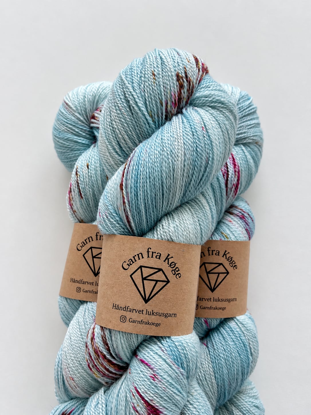 Garn fra Køge Håndfarvet merino/silke lace farve: Blåbærfløde