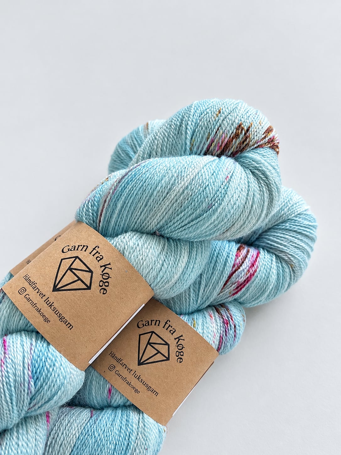 Garn fra Køge Håndfarvet merino/silke lace farve: Blåbærfløde
