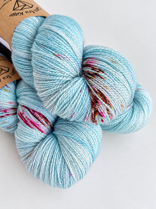Garn fra Køge Håndfarvet merino/silke lace farve: Blåbærfløde
