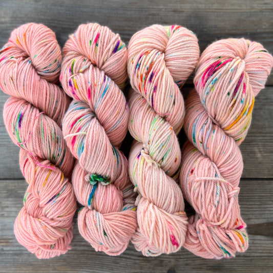 Garn fra Køge håndfarvet økologisk merino DK. Farve “poppin Candy”