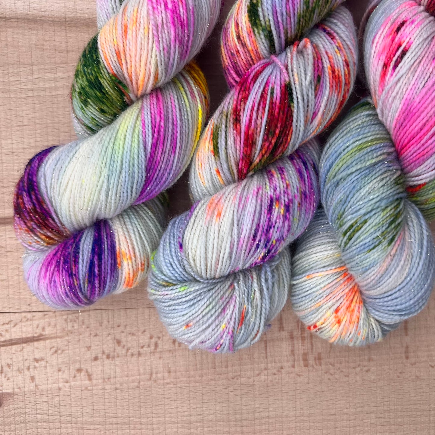 Garn fra Køge håndfarvet glimmersock farve: “Crazy Catlady”