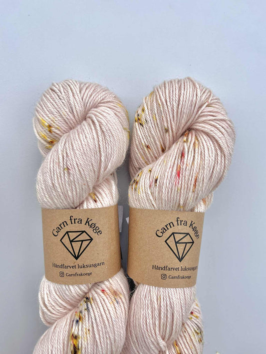 Garn fra Køge Plantefarvet Alpaca/silk farve: Cochenille-prikker 03