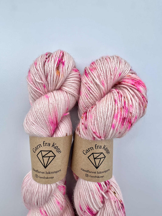 Garn fra Køge Plantefarvet Alpaca/silk farve: Cochenille-prikker 04