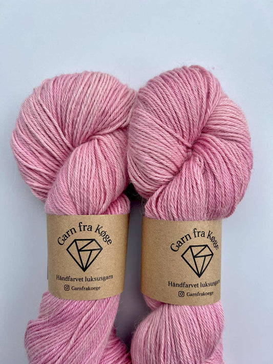Garn fra Køge Plantefarvet Alpaca/silk farve: cochenille 02