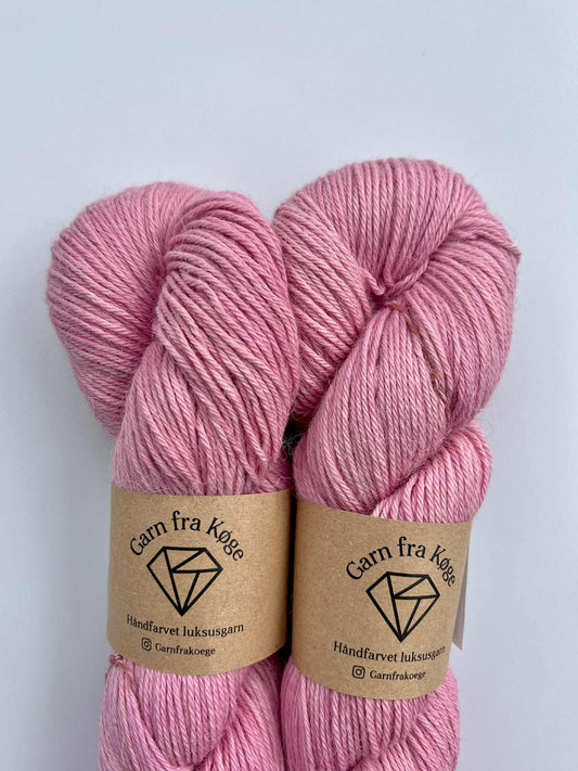 Garn fra Køge Plantefarvet Alpaca/silk farve: cochenille 03