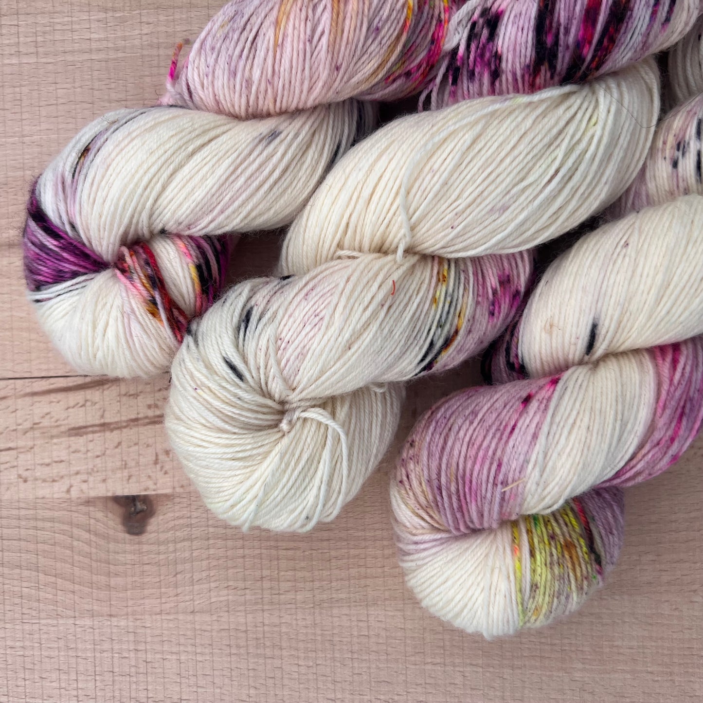 Garn fra Køge håndfarvet sokkegarn farve: “prikkedulle”