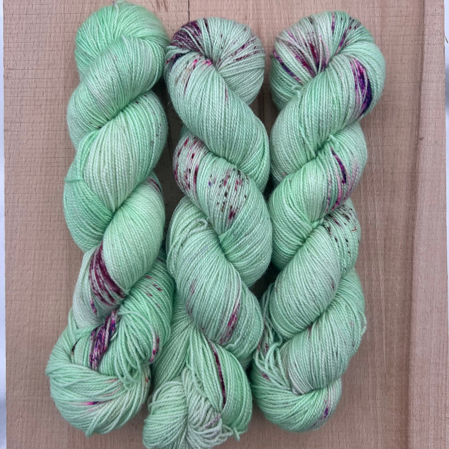 Garn fra Køge håndfarvet glimmersock farve: “Tinkerbell”