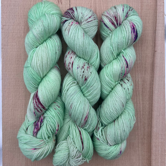 Garn fra Køge håndfarvet glimmersock farve: “Tinkerbell”