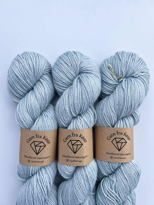 Garn fra Køge Plantefarvet Alpaca/silk farve: Hibiscus 01