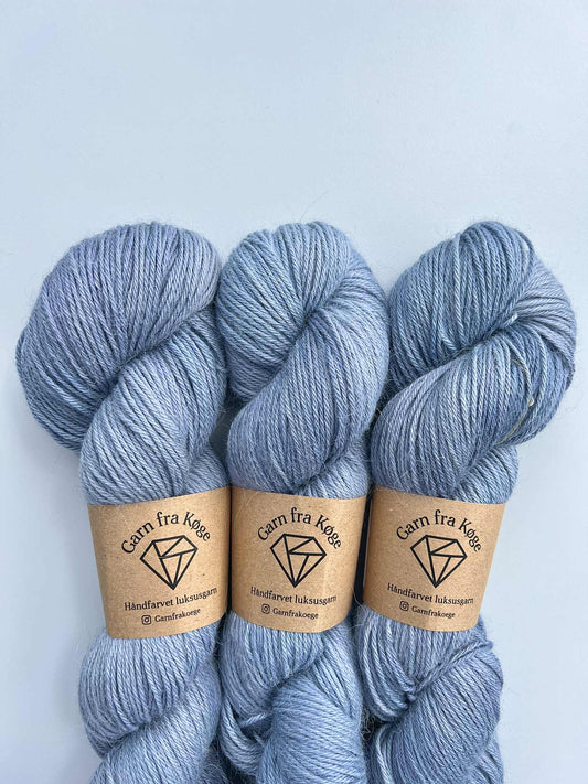 Garn fra Køge Plantefarvet Alpaca/silk farve: Hibiscus 02