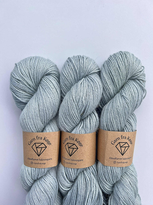 Garn fra Køge Plantefarvet Alpaca/silk farve: Hibiscus 00