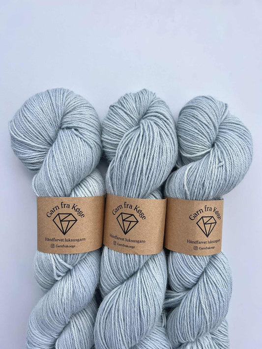 Garn fra Køge Plantefarvet Alpaca/silk farve: Hibiscus 0X