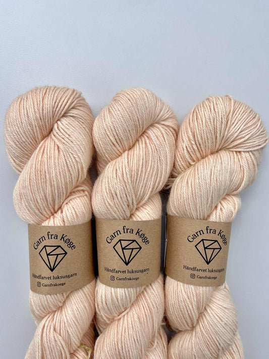 Garn fra Køge Plantefarvet Alpaca/silk farve: Krabrod 01