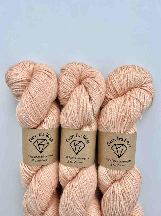 Garn fra Køge Plantefarvet Alpaca/silk farve: Krabrod 02