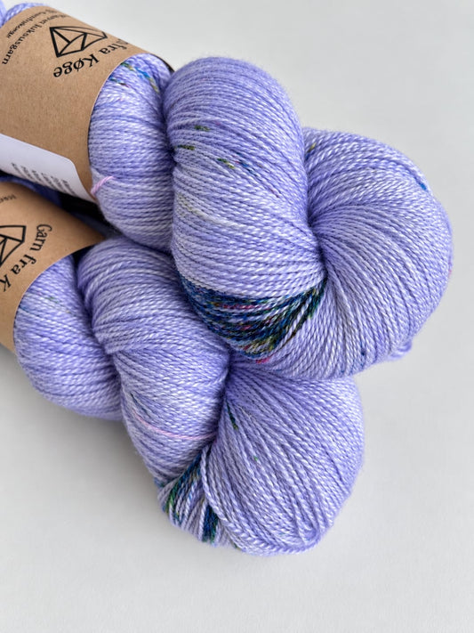 Garn Fra Køge Håndfarvet merino/silke lace farve: “Lilla Spot”
