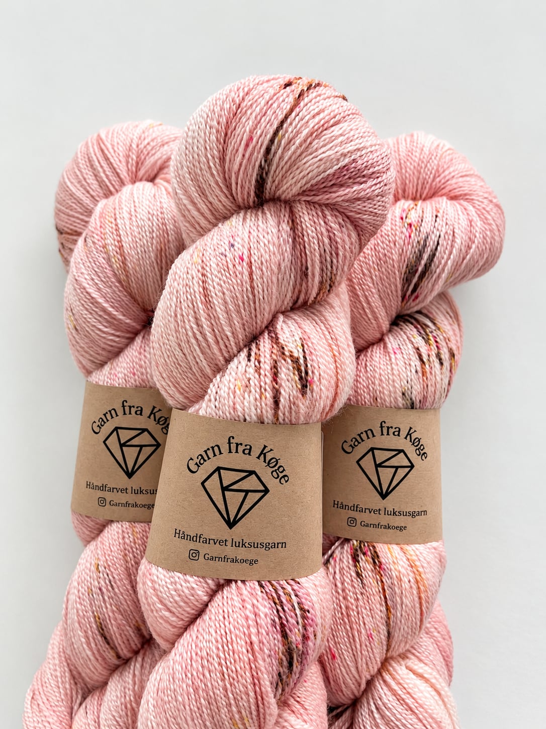 Garn fra Køge Håndfarvet merino/silke lace farve: Pink lemonade