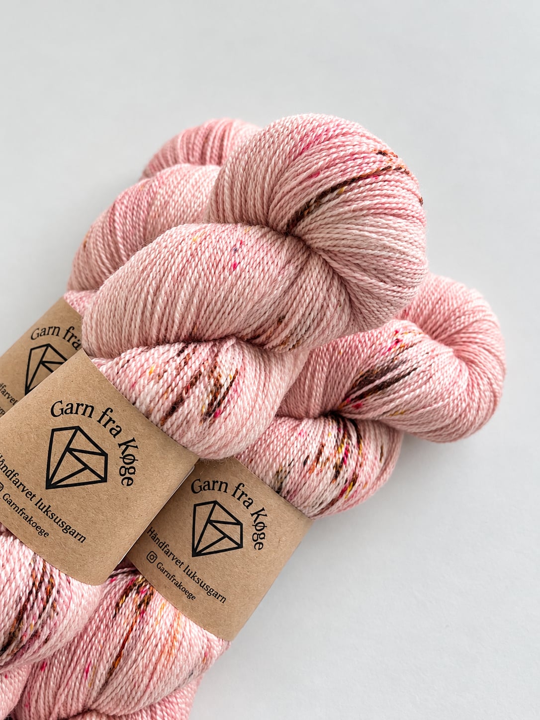 Garn fra Køge Håndfarvet merino/silke lace farve: Pink lemonade