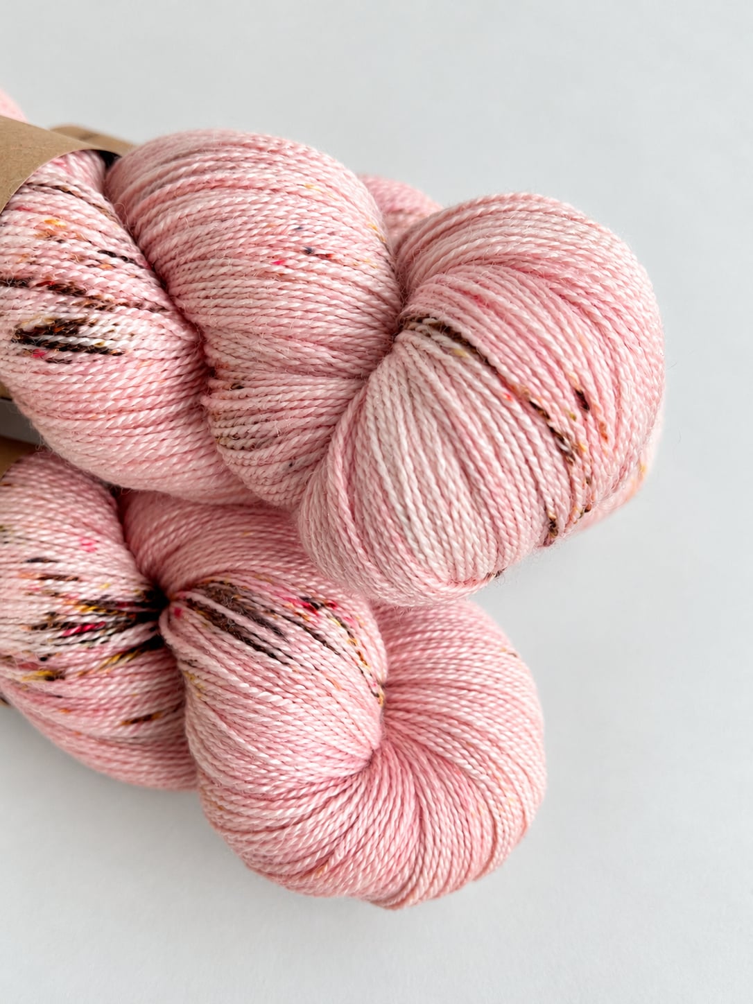 Garn fra Køge Håndfarvet merino/silke lace farve: Pink lemonade