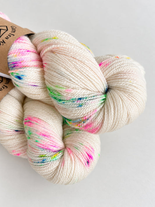 Garn fra Køge Håndfarvet merino/silke lace farve: “Tivoli”