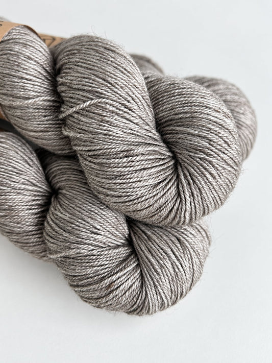 Garn fra Køge merino superwash/silke/yak /ufarvet)