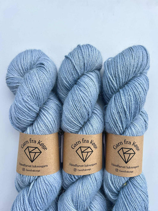 Garn fra Køge Plantefarvet Alpaca/silk farve: Hibiscus 03