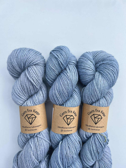 Garn fra Køge Plantefarvet Alpaca/silk farve: Hibiscus 04