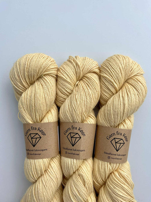 Garn fra Køge Plantefarvet Alpaca/silk farve: Lys valnød