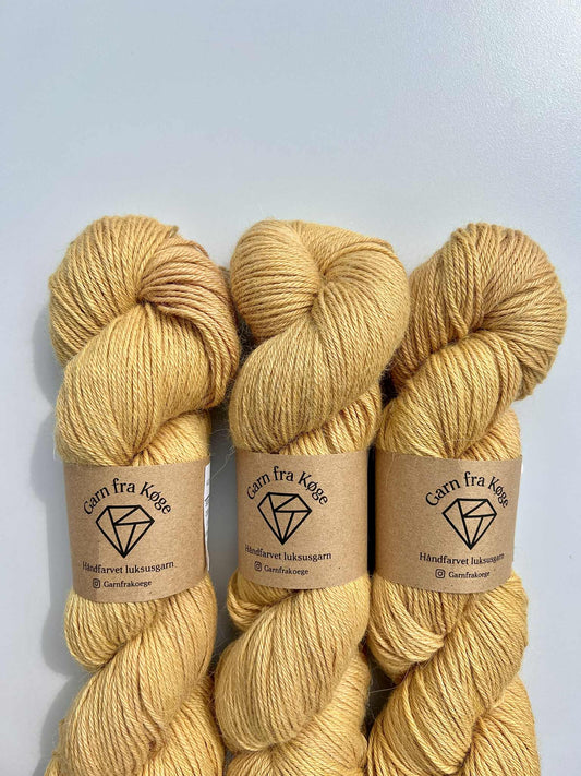 Garn fra Køge Plantefarvet Alpaca/silk farve: Mørk valnød