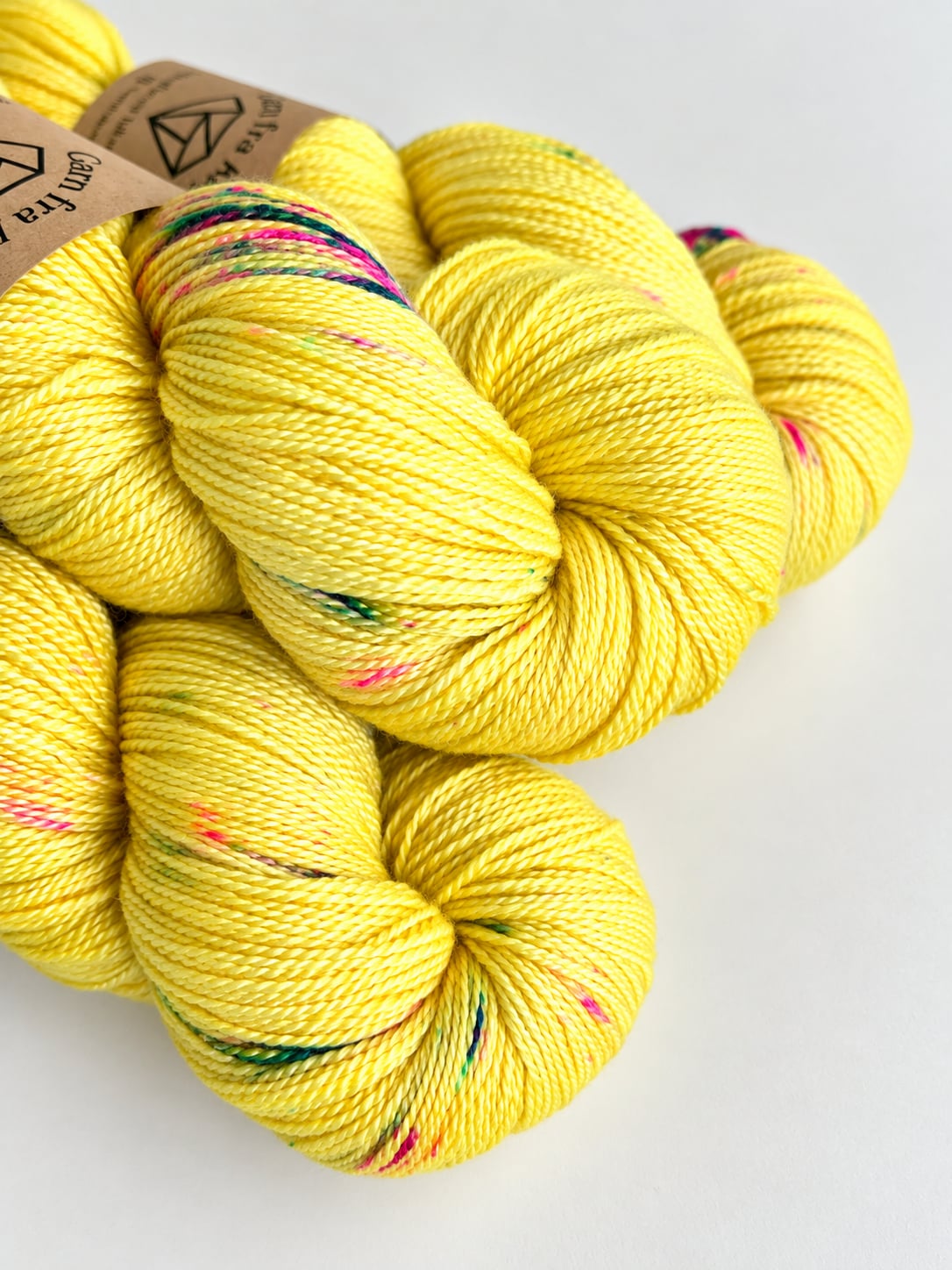 Garn fra Køge Håndfarvet merino/silke lace farve: Solskinsballade