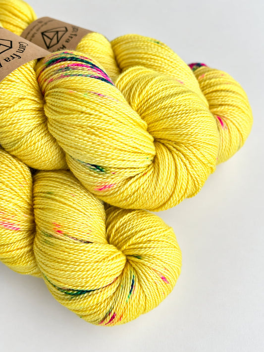 Garn fra Køge Håndfarvet merino/silke lace farve: Solskinsballade