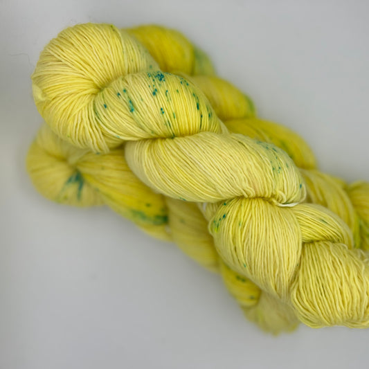 Garn Fra Køge håndfarvet Merino Singles - Påskelilje - gul med speckles